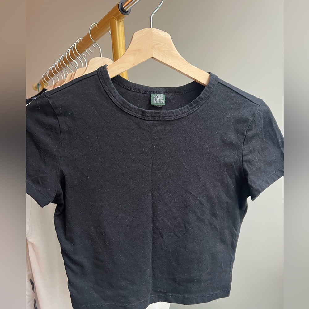 Black cropped tee